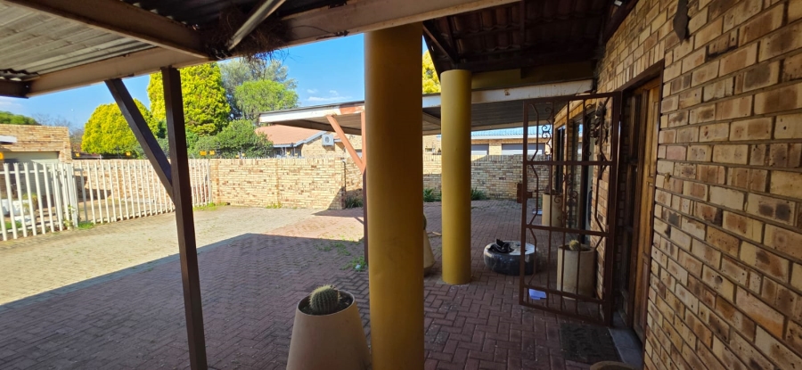 4 Bedroom Property for Sale in Kannoniers Park North West